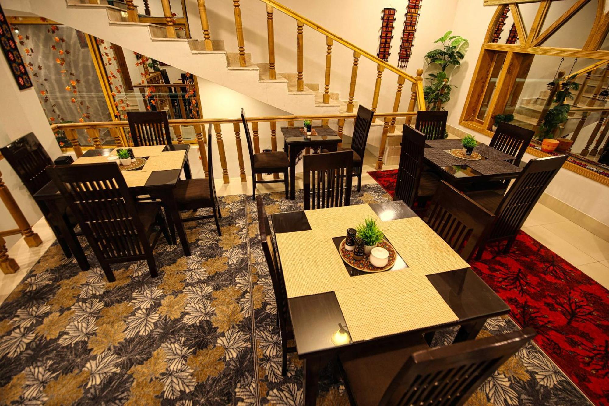 Hotel Oak Residency à Gilgit Extérieur photo