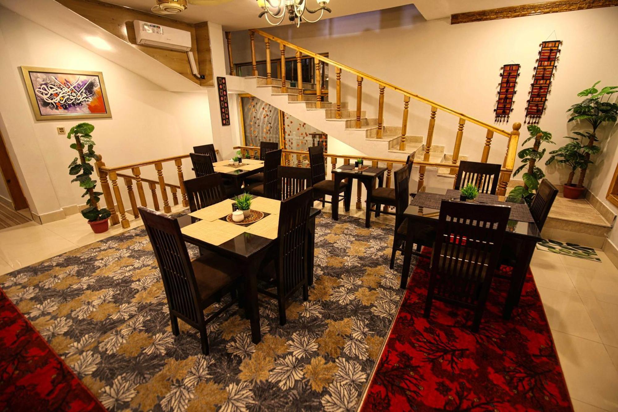 Hotel Oak Residency à Gilgit Extérieur photo