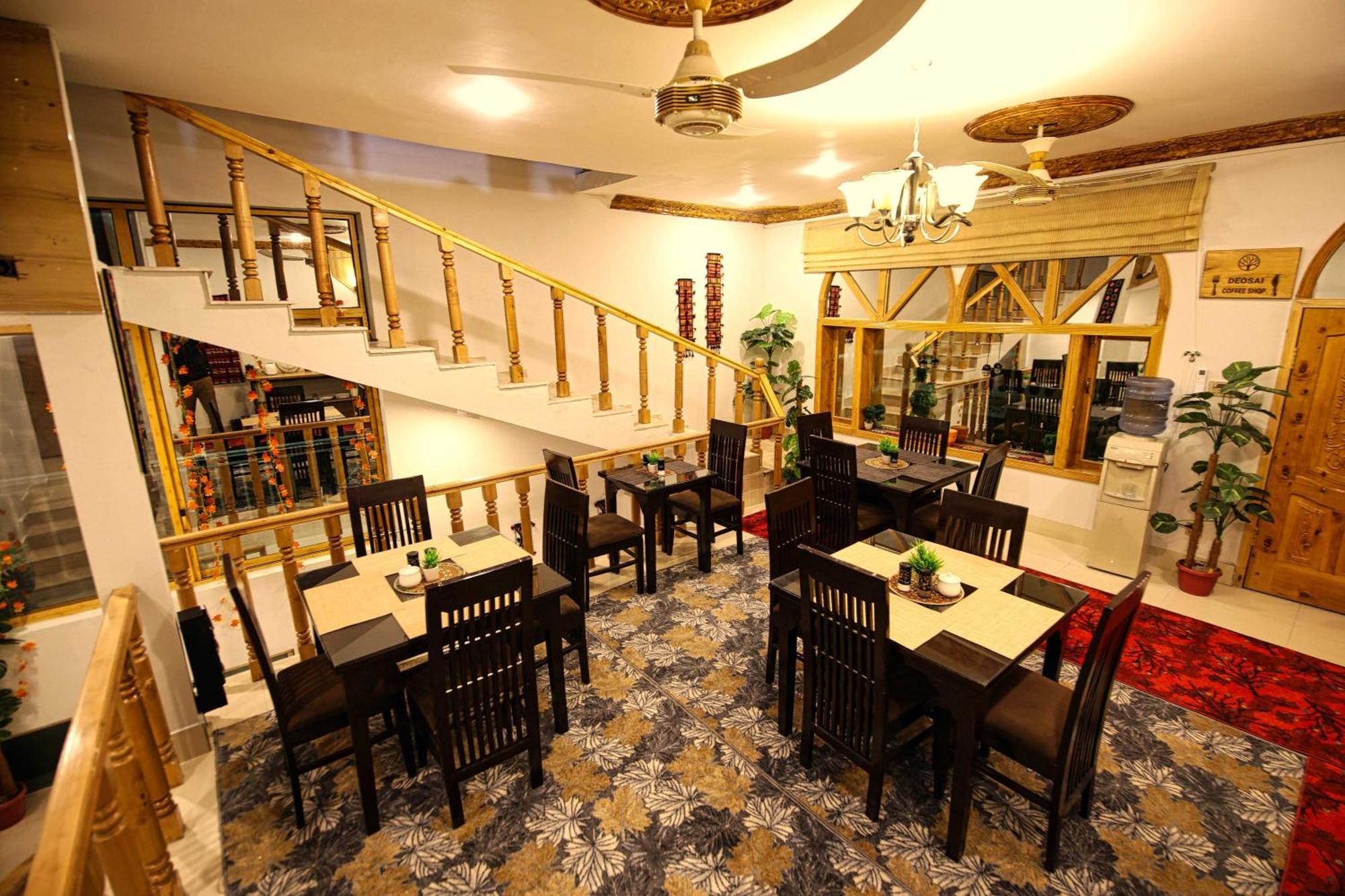 Hotel Oak Residency à Gilgit Extérieur photo