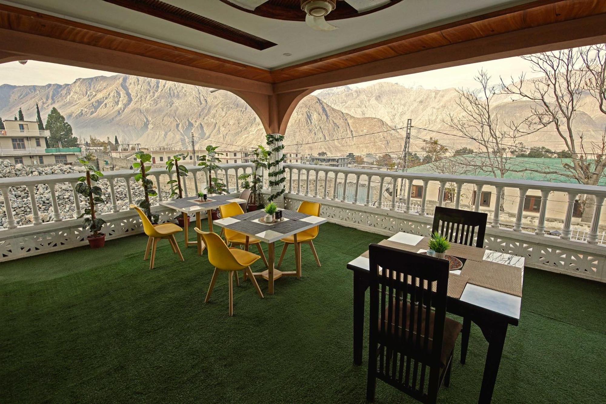 Hotel Oak Residency à Gilgit Extérieur photo