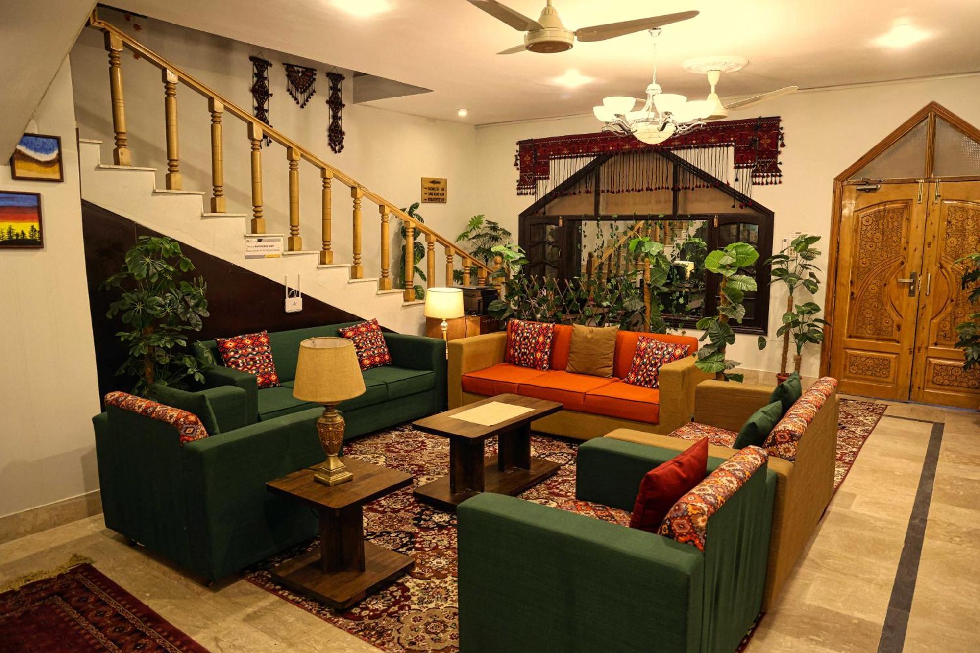 Hotel Oak Residency à Gilgit Extérieur photo