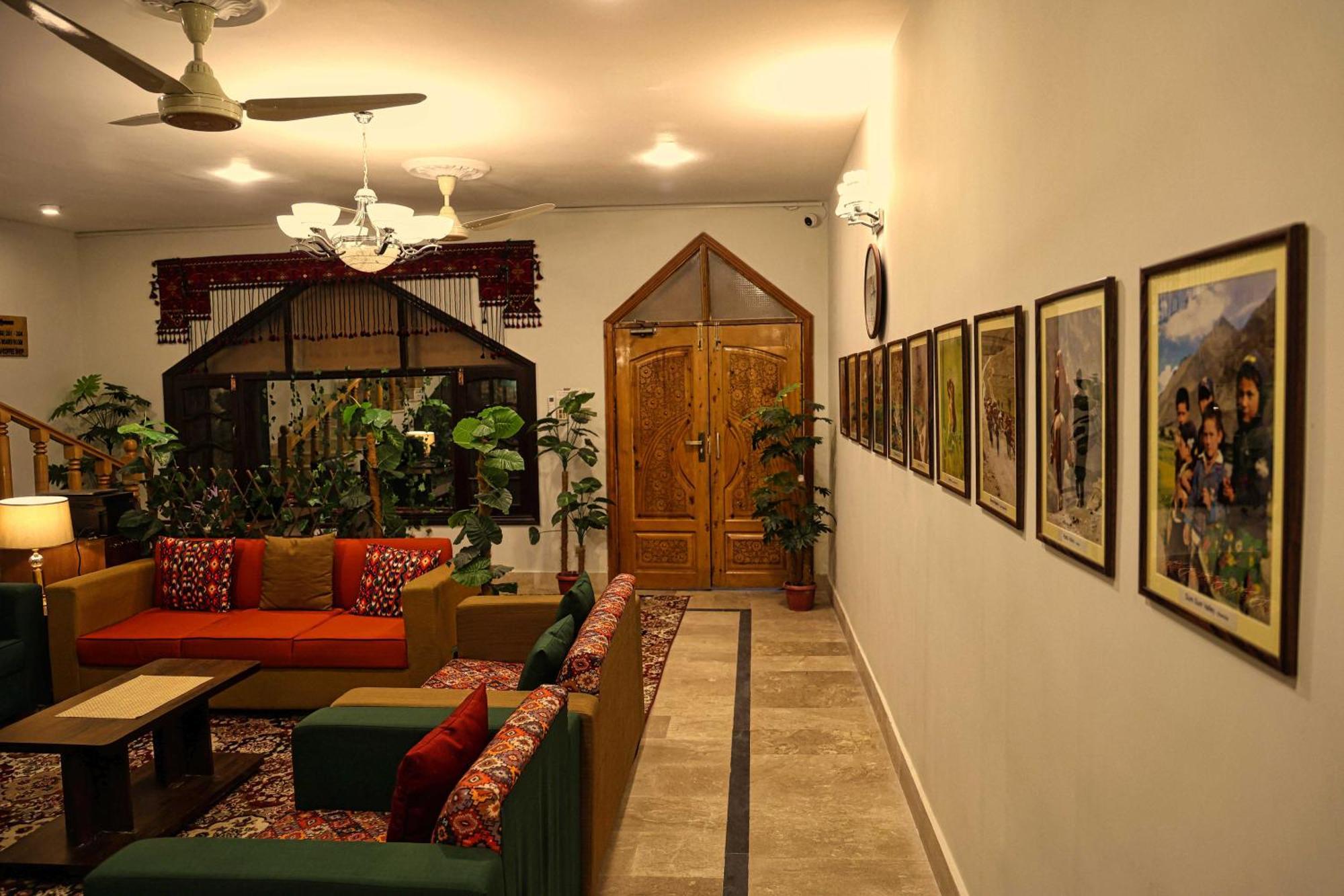 Hotel Oak Residency à Gilgit Extérieur photo