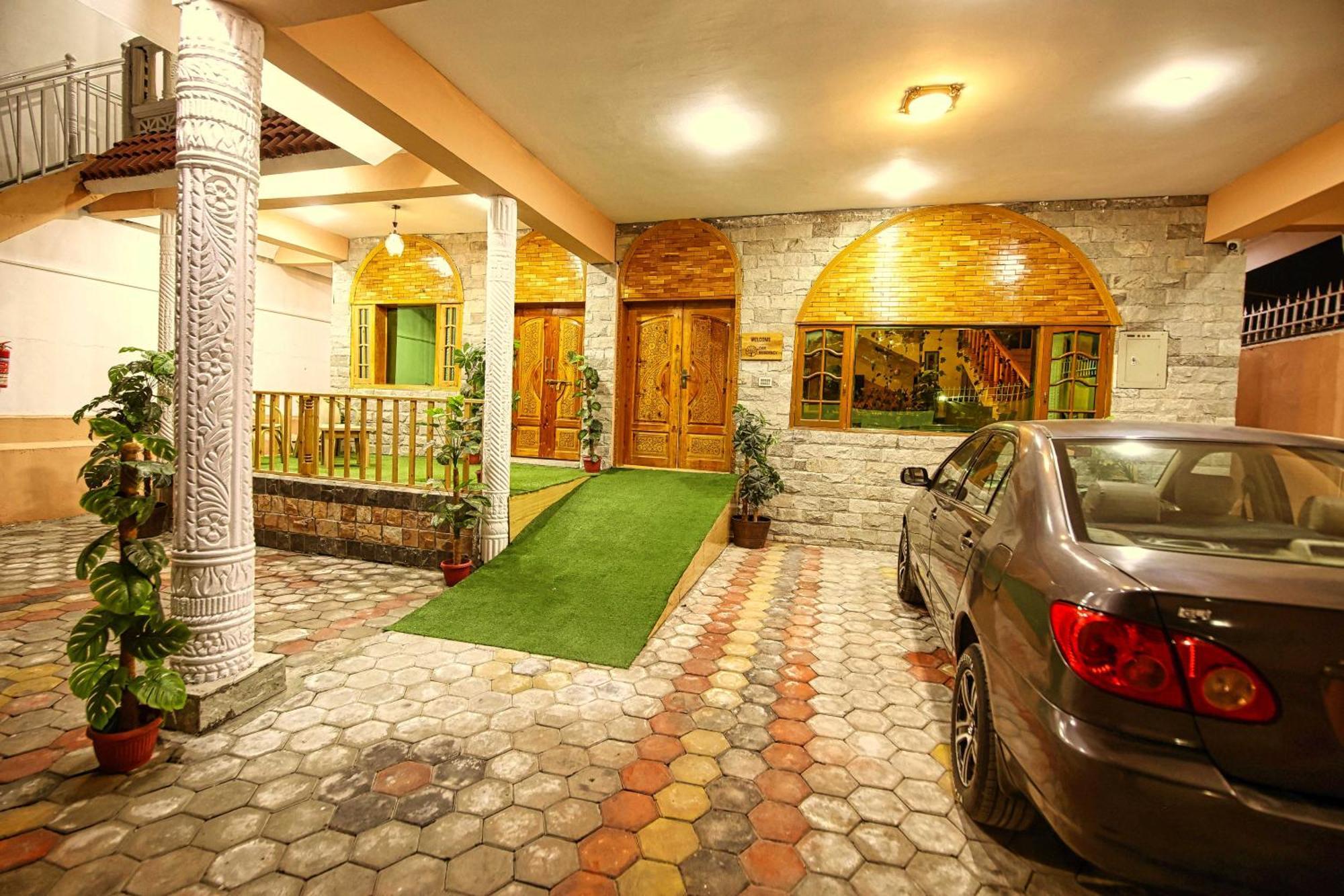 Hotel Oak Residency à Gilgit Extérieur photo