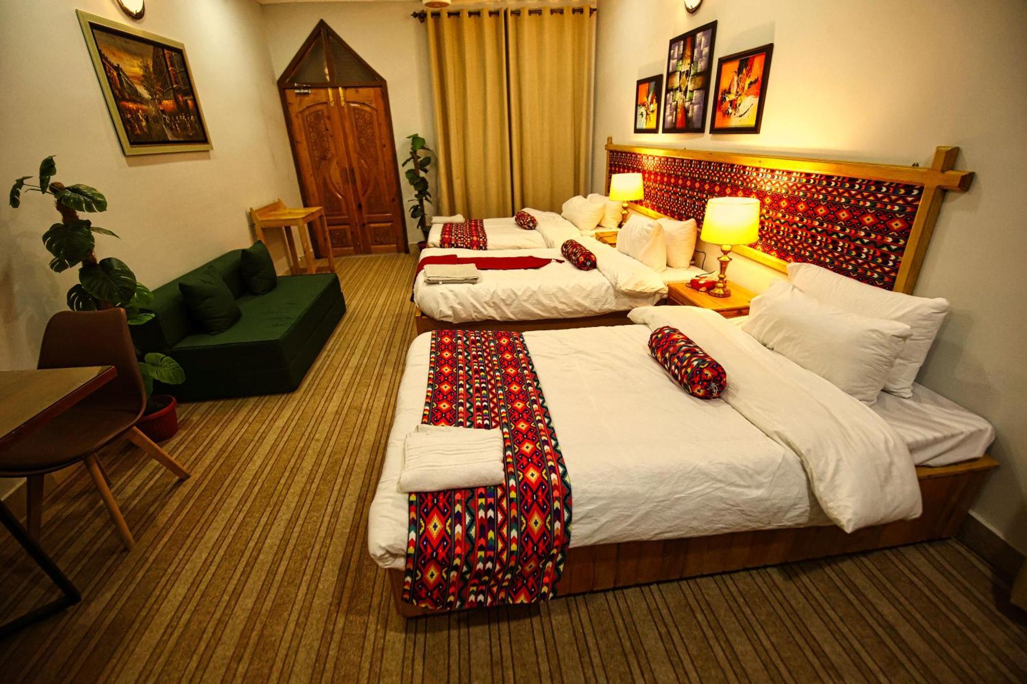Hotel Oak Residency à Gilgit Extérieur photo